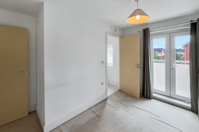 40 Reynolds Avenue, Redhill, Surrey, RH1 1TJ 8