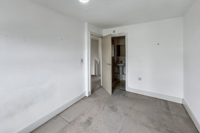 40 Reynolds Avenue, Redhill, Surrey, RH1 1TJ 8