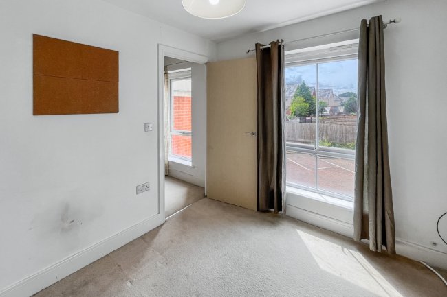 40 Reynolds Avenue, Redhill, Surrey, RH1 1TJ 8