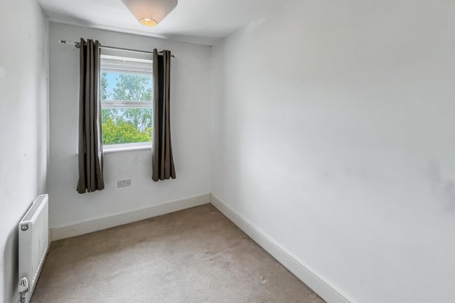 40 Reynolds Avenue, Redhill, Surrey, RH1 1TJ 8