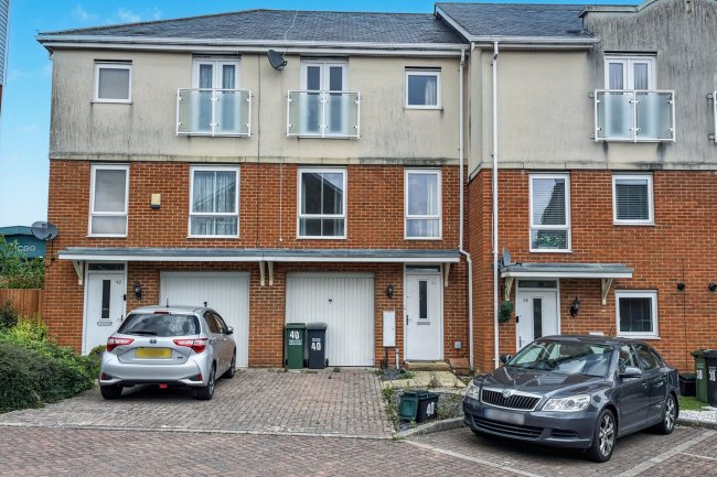 40 Reynolds Avenue, Redhill, Surrey, RH1 1TJ 8