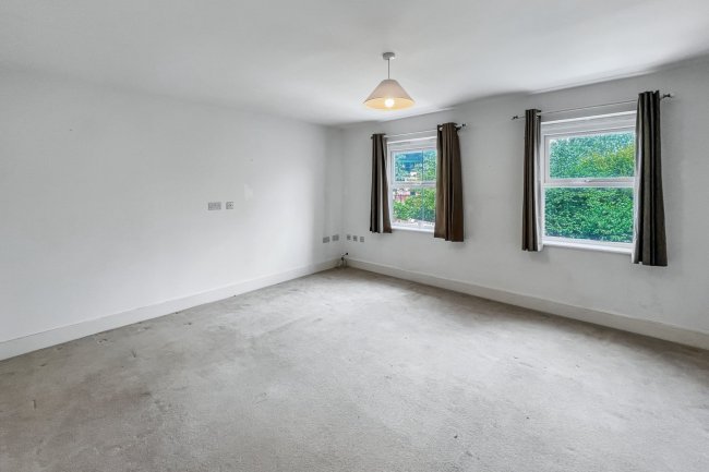 40 Reynolds Avenue, Redhill, Surrey, RH1 1TJ 8