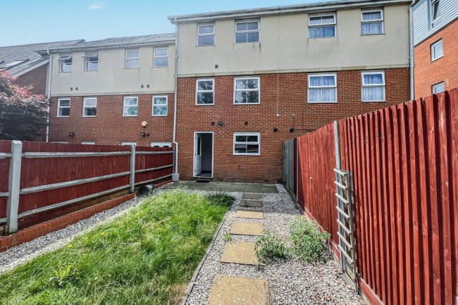 40 Reynolds Avenue, Redhill, Surrey, RH1 1TJ 8