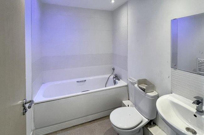 40 Reynolds Avenue, Redhill, Surrey, RH1 1TJ 8