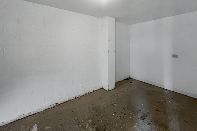 40 Reynolds Avenue, Redhill, Surrey, RH1 1TJ 8