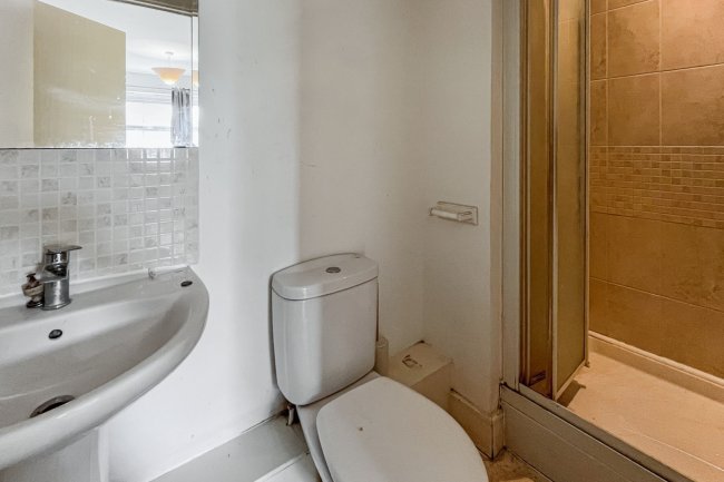 40 Reynolds Avenue, Redhill, Surrey, RH1 1TJ 8