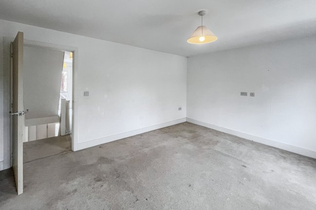 40 Reynolds Avenue, Redhill, Surrey, RH1 1TJ 8