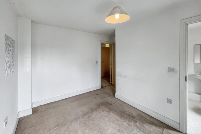 40 Reynolds Avenue, Redhill, Surrey, RH1 1TJ 8