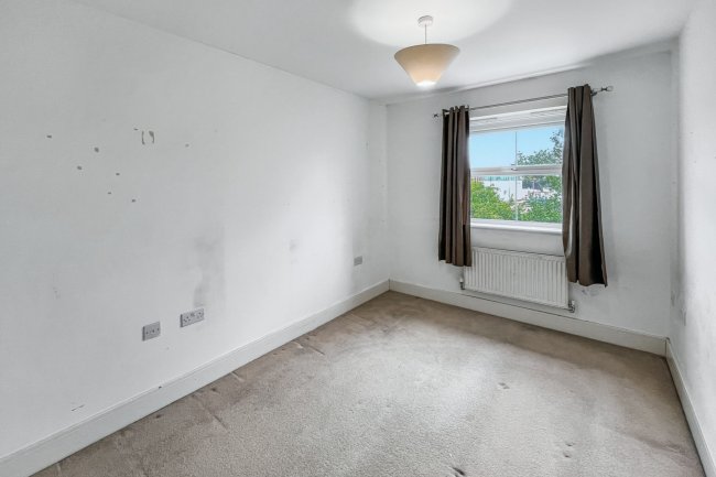 40 Reynolds Avenue, Redhill, Surrey, RH1 1TJ 8