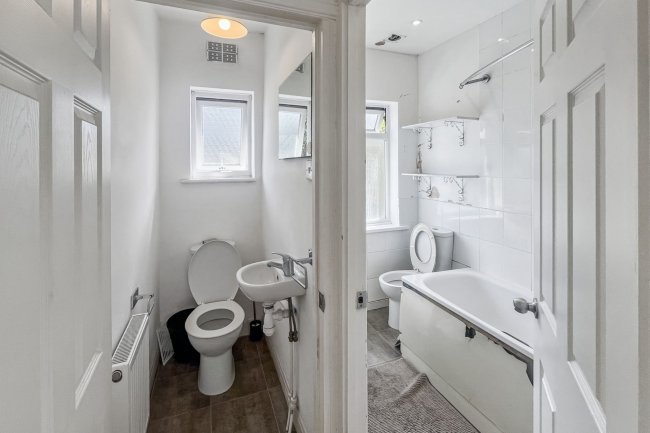 67 Long Drive, Greenford, UB6 8NA 7