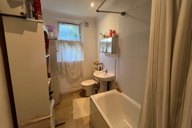 187 Farmer Road, Leyton, London E10 5DJ 2