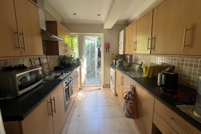 187 Farmer Road, Leyton, London E10 5DJ 2