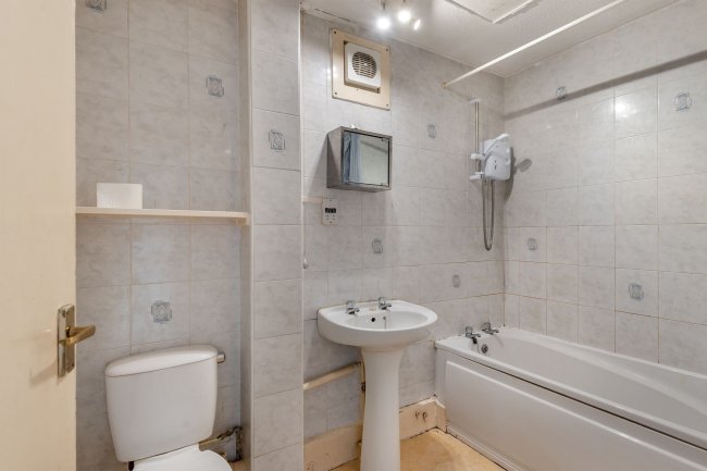 Hucknall Constitutional Club, 145 Portland Road, Hucknall, Nottingham NG15 7SB 3