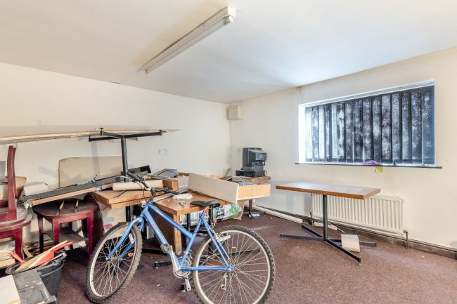 Hucknall Constitutional Club, 145 Portland Road, Hucknall, Nottingham NG15 7SB 3