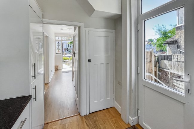 51 Greenview Avenue, Croydon, CR0 7QW 6