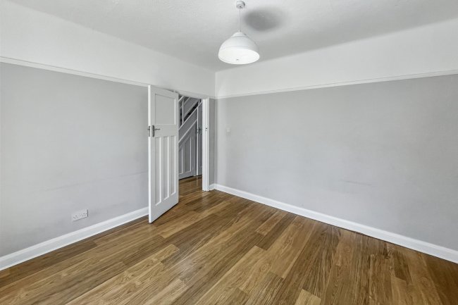 51 Greenview Avenue, Croydon, CR0 7QW 6