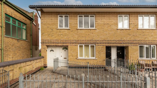 41 Peppermint Place, Leytonstone, London, E11 4YQ 2