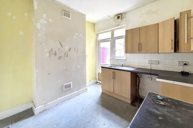Flat A, 155 Antill Road, Tottenham Hale, London, N15 4BB 4