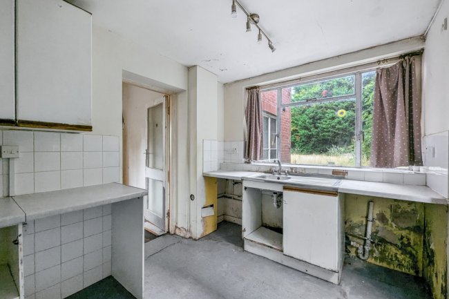 1 Farm Drive, Shirley, Croydon CR0 8HX 5