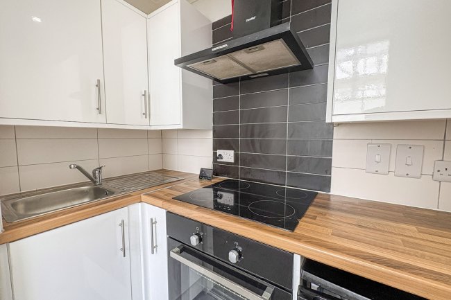 Flat 1, 20 Farm Road, Hove, BN3 1FB 3