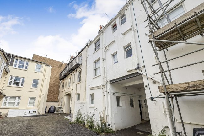 Flat 1, 20 Farm Road, Hove, BN3 1FB 3
