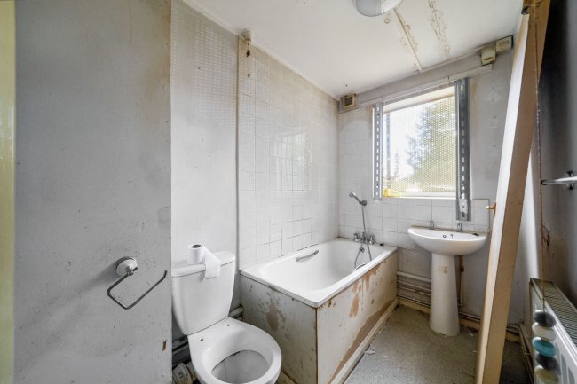 104 Crown Meadow, Colnbrook, Slough SL3 0LT 6