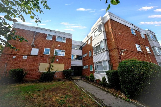 104 Crown Meadow, Colnbrook, Slough SL3 0LT 6