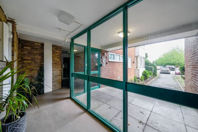 104 Crown Meadow, Colnbrook, Slough SL3 0LT 6