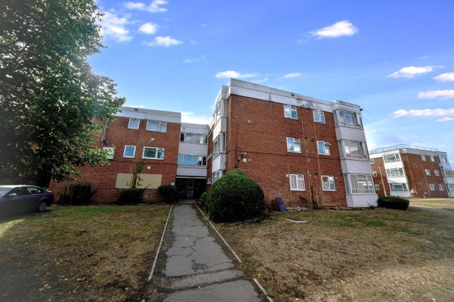 104 Crown Meadow, Colnbrook, Slough SL3 0LT 6