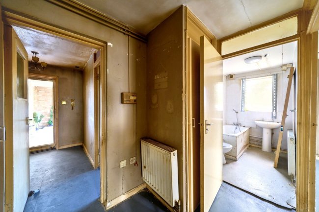 104 Crown Meadow, Colnbrook, Slough SL3 0LT 6