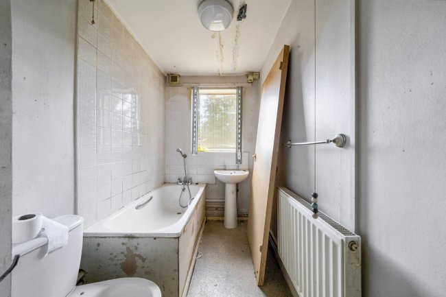 104 Crown Meadow, Colnbrook, Slough SL3 0LT 6