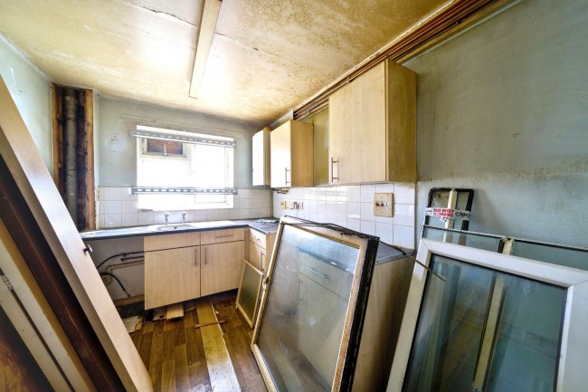 104 Crown Meadow, Colnbrook, Slough SL3 0LT 6