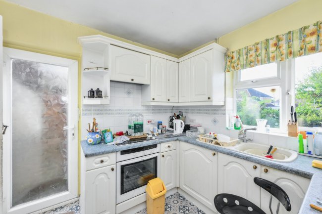 4 Field Way, Hoddesdon, Hertfordshire, EN11 0QN 6