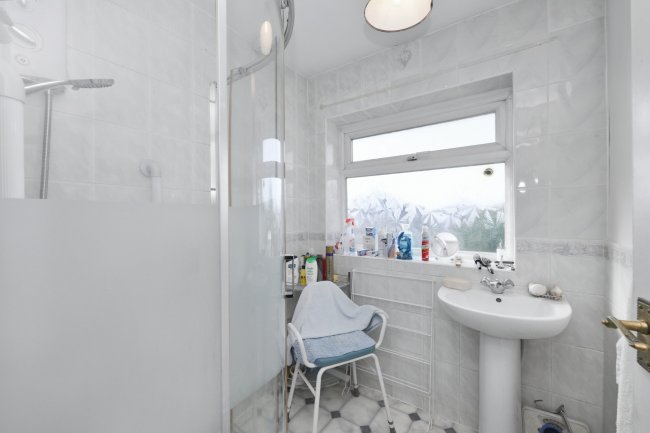 4 Field Way, Hoddesdon, Hertfordshire, EN11 0QN 6