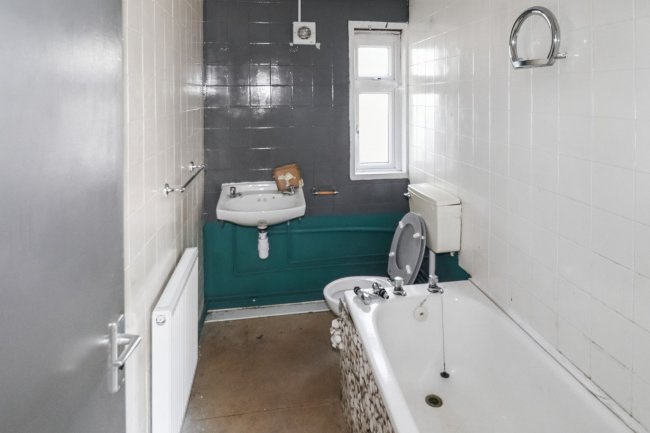 6 Heddon Grove, Hawkshead, Bradford, West Yorkshire, BD5 0TA 1