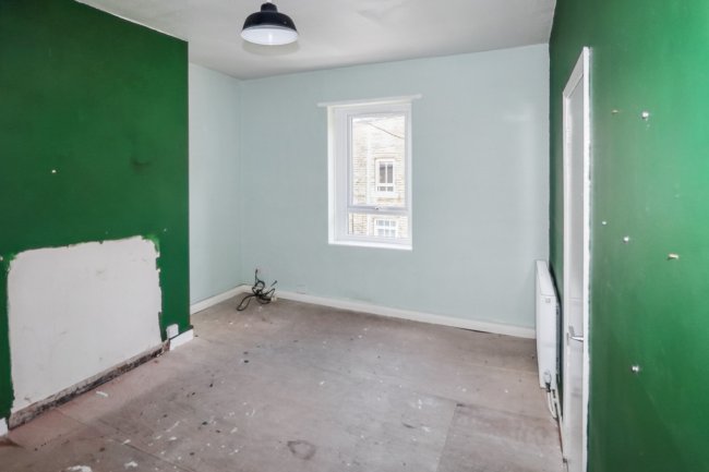 10 Claremont Street, Sowerby Bridge, West Yorkshire, HX6 2PD 1