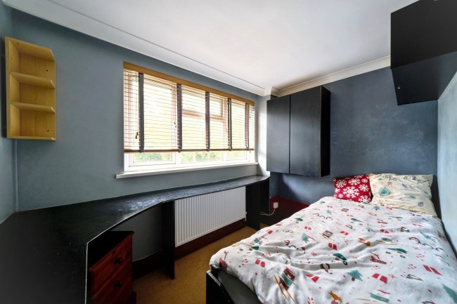 52 Longcroft Rise, Loughton, Essex, IG10 3ND 9