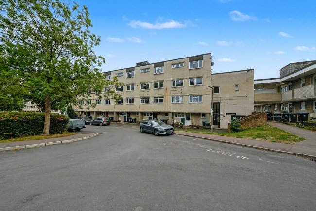 52 Longcroft Rise, Loughton, Essex, IG10 3ND 9