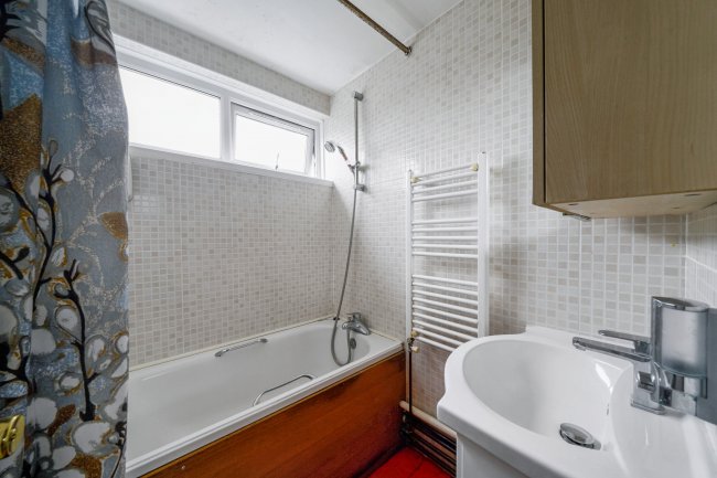 52 Longcroft Rise, Loughton, Essex, IG10 3ND 9