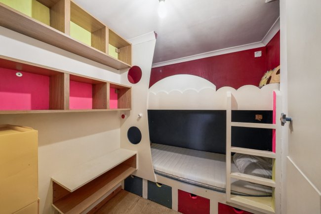 52 Longcroft Rise, Loughton, Essex, IG10 3ND 9