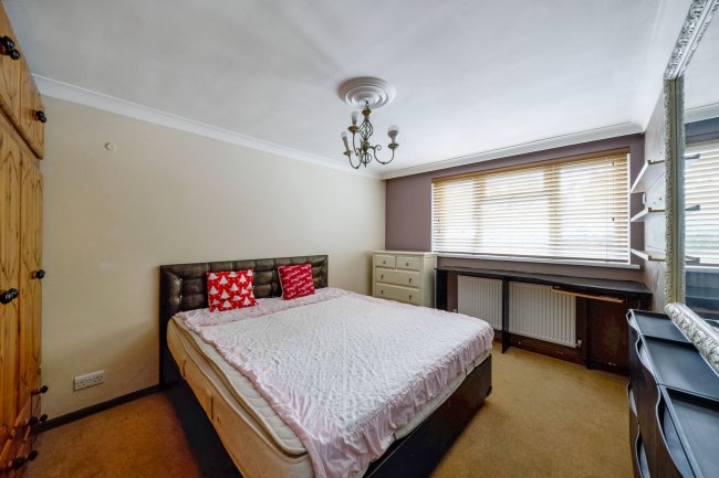 52 Longcroft Rise, Loughton, Essex, IG10 3ND 9