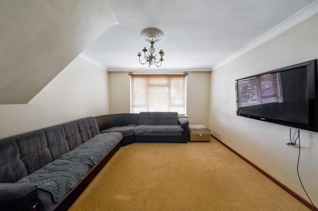 52 Longcroft Rise, Loughton, Essex, IG10 3ND 9