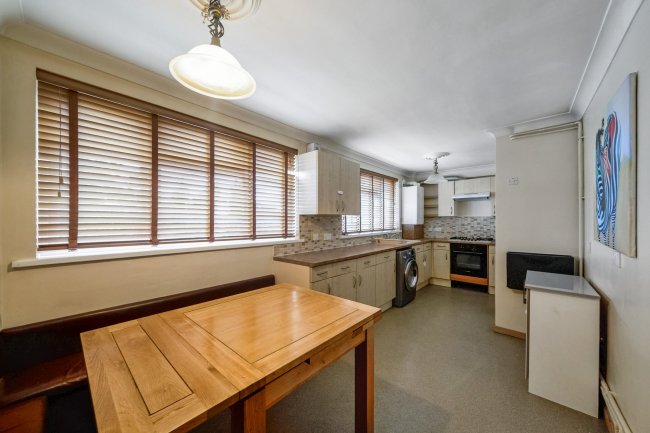 52 Longcroft Rise, Loughton, Essex, IG10 3ND 9