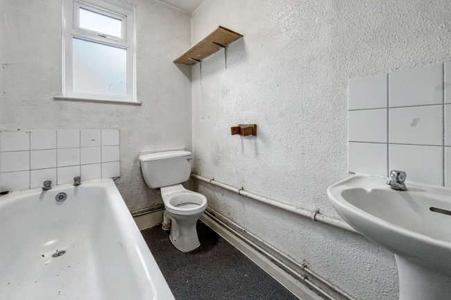 43 Stoneleigh Avenue, Enfield, EN1 4HJ 4