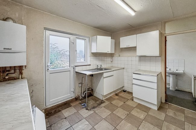 43 Stoneleigh Avenue, Enfield, EN1 4HJ 4