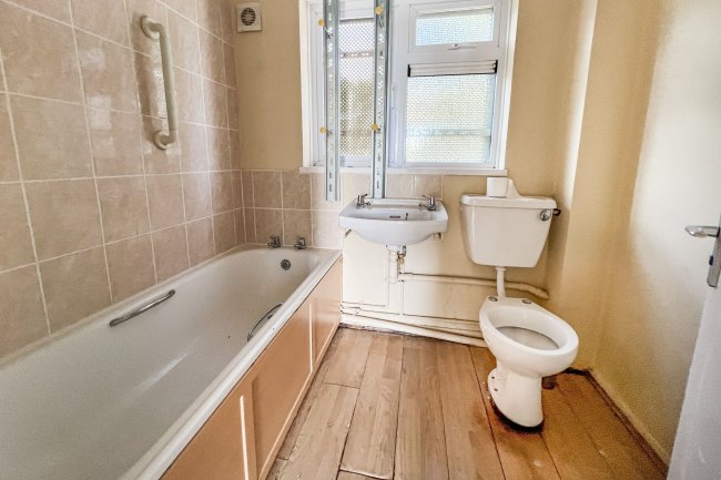 39 Newnton Grove, Malmesbury, Wiltshire, SN16 0DS 8