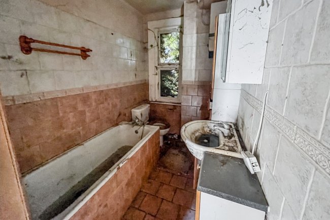 33 Aston Road, London, Raynes Park, SW20 8BG 7