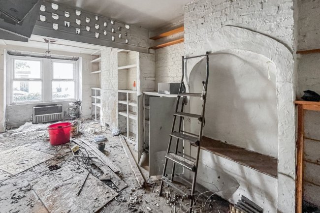 33 Aston Road, London, Raynes Park, SW20 8BG 7