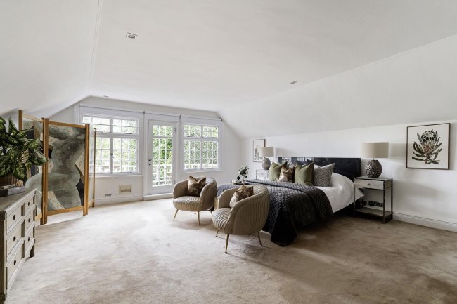 Doannee House, Fishery Road, Bray, Berkshire, SL6 1UN 2