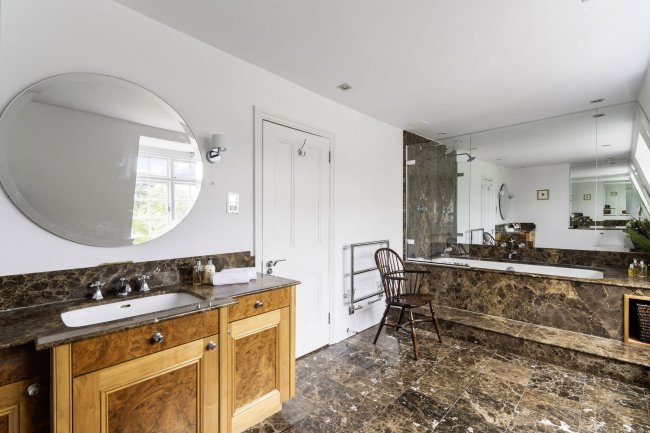 Doannee House, Fishery Road, Bray, Berkshire, SL6 1UN 2